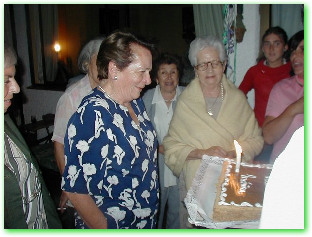 La Mamma apagando velas.jpg